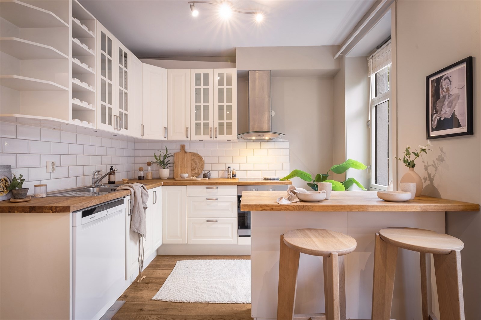 Integrert stekeovn og platetopp, samt opplegg for frittstående kjøleskap/kombiskap og oppvaskmaskin. Galleribilde