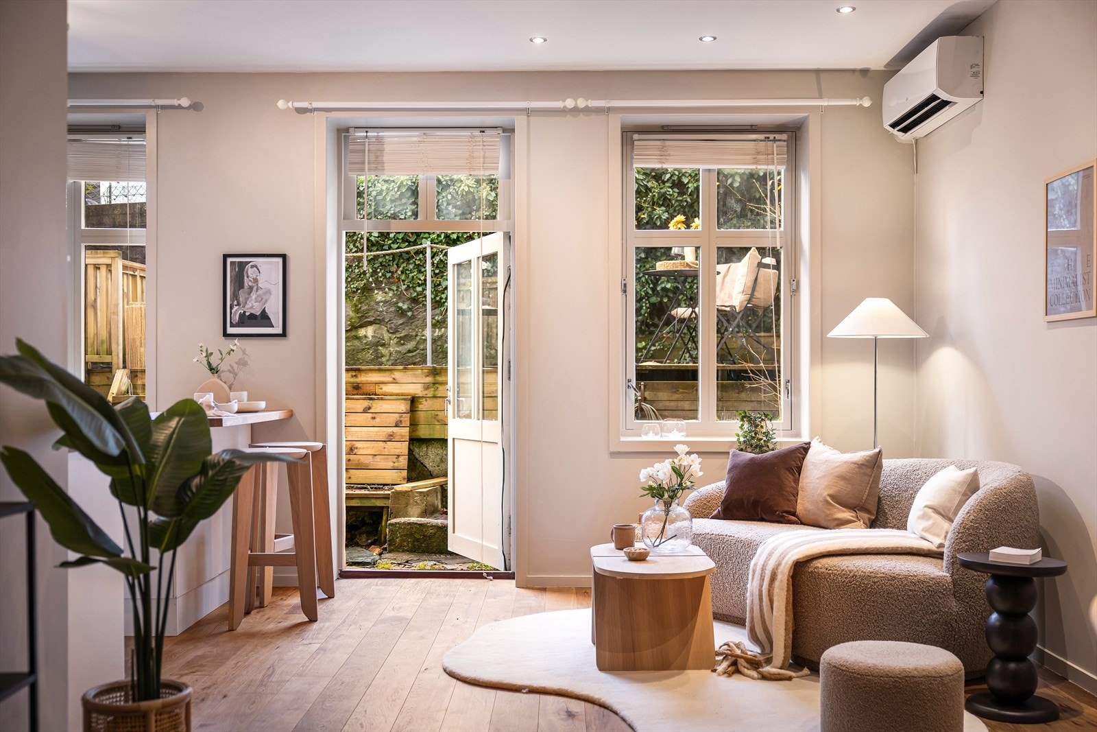 Allrommet er av god størrelse med mulighet for å innrede med sofagruppe, TV-møbel og spisebord. Galleribilde