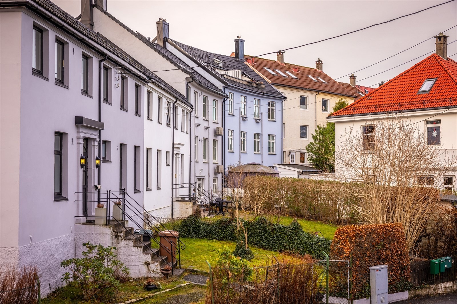 Borettslaget har også liten hage på fremsiden av bygget. Galleribilde
