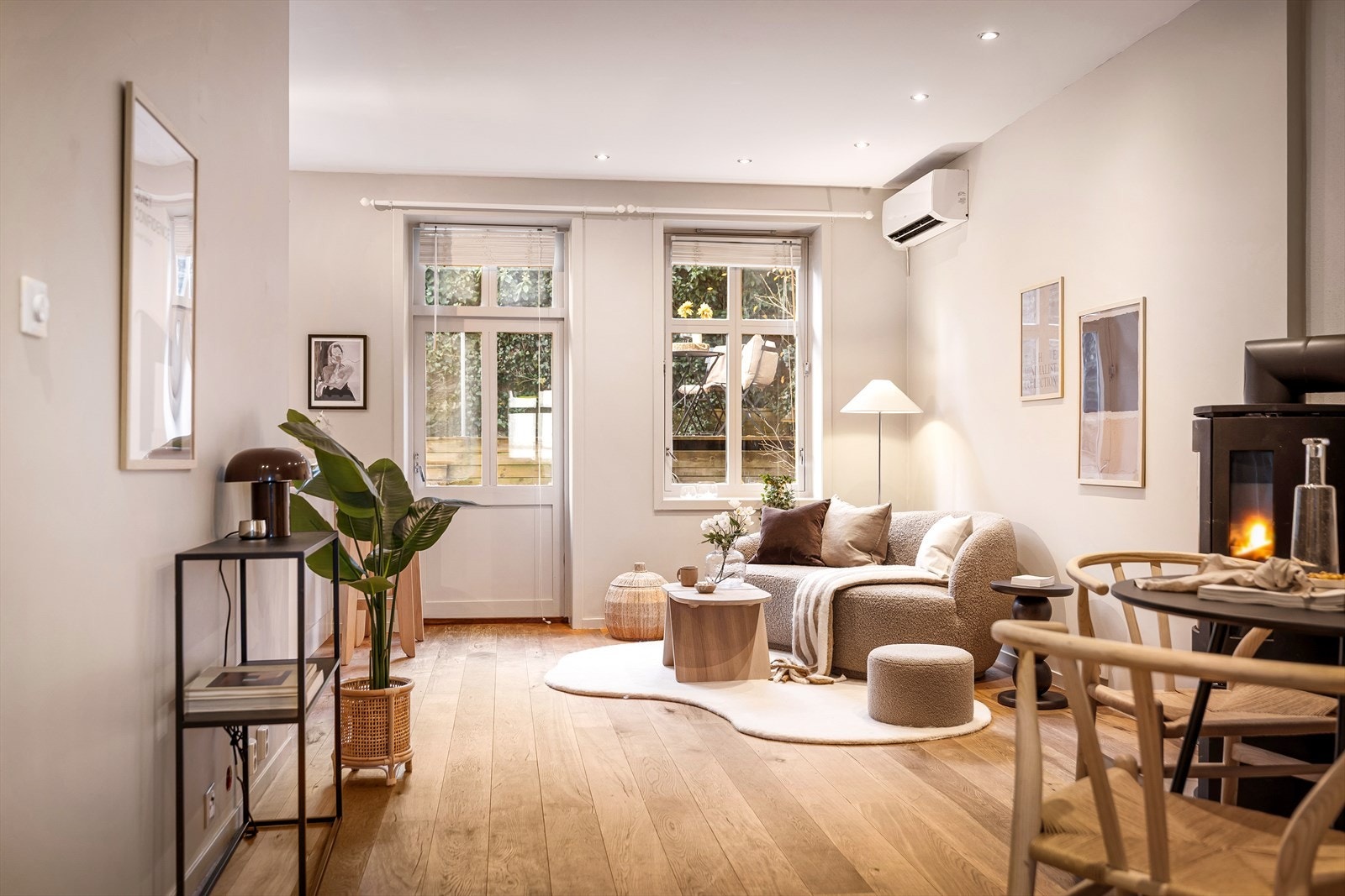 Gulvflatene er lagt med enstavs eikeparkett og overflatene er nymalt. Galleribilde