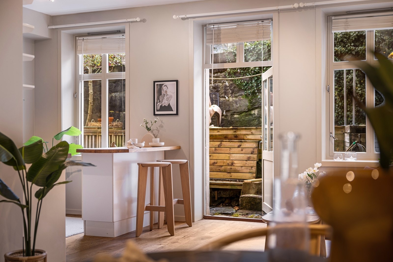 Velkommen inn! Leiligheten har åpen stue- og kjøkkenløsning med store vindusflater. Galleribilde