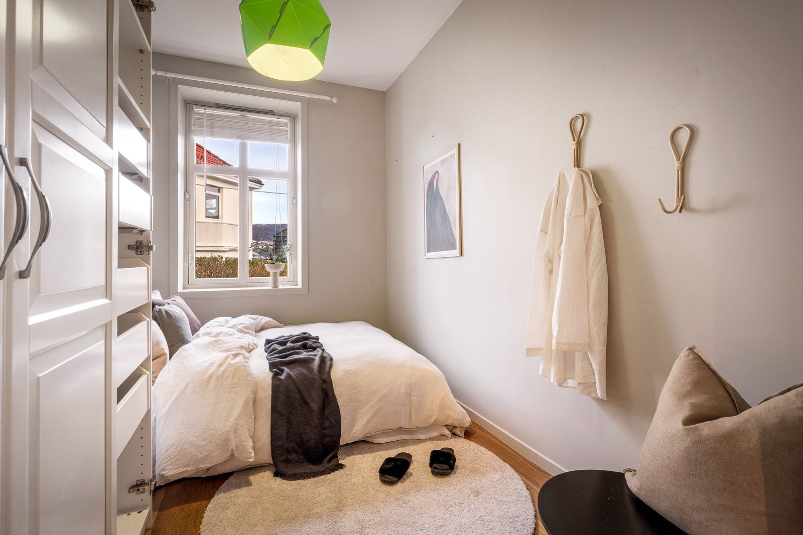 Soverommet har plass til stor seng, nattbord og har romslig garderobeskap. Galleribilde