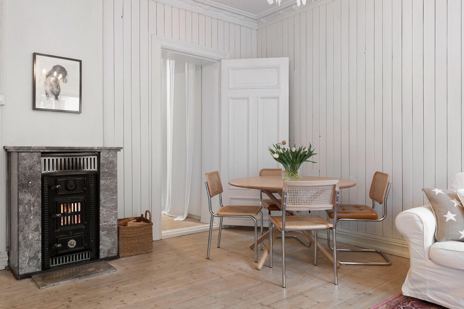 Leiligheten er meget gjennomført med en rekke gode kvaliteter. Klassiske detaljer som stukkatur, peis og tregulv bevarer sjarmen. Galleribilde