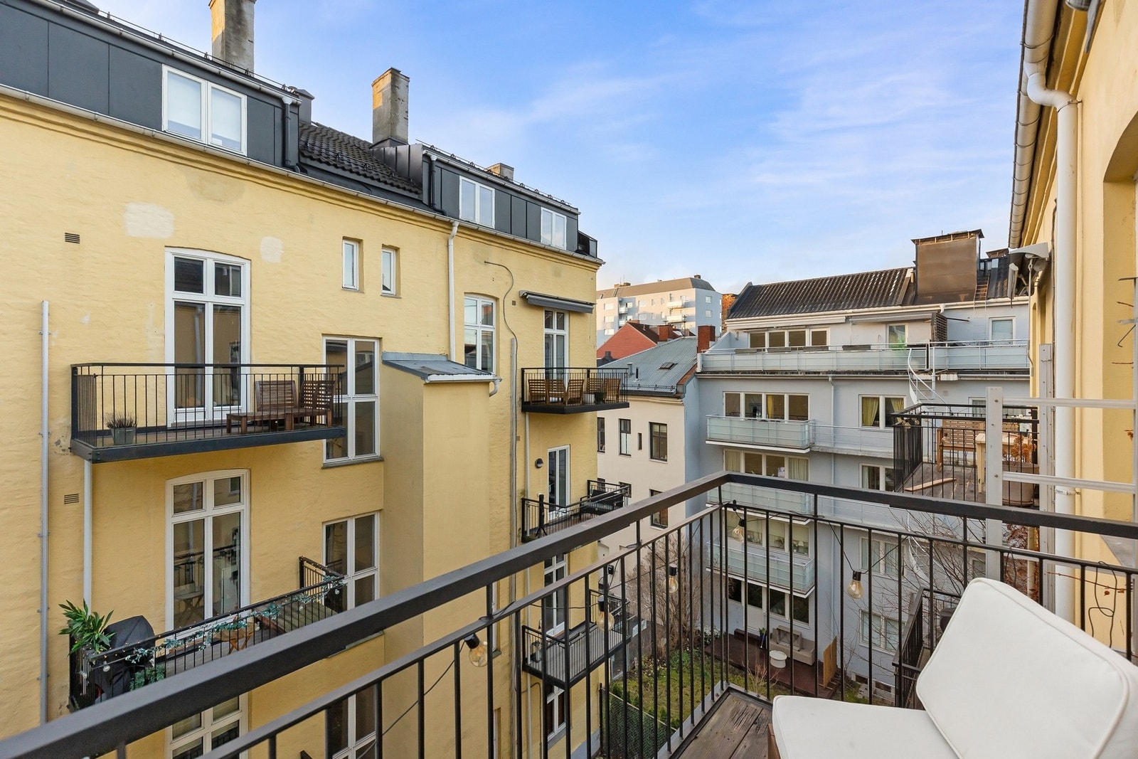 Med plass til sittegruppe er dette en utmerket uteplass for avslapning, morgenkaffe og lange sommerkvelder i rolige omgivelser, skjermet fra byens støy. Galleribilde