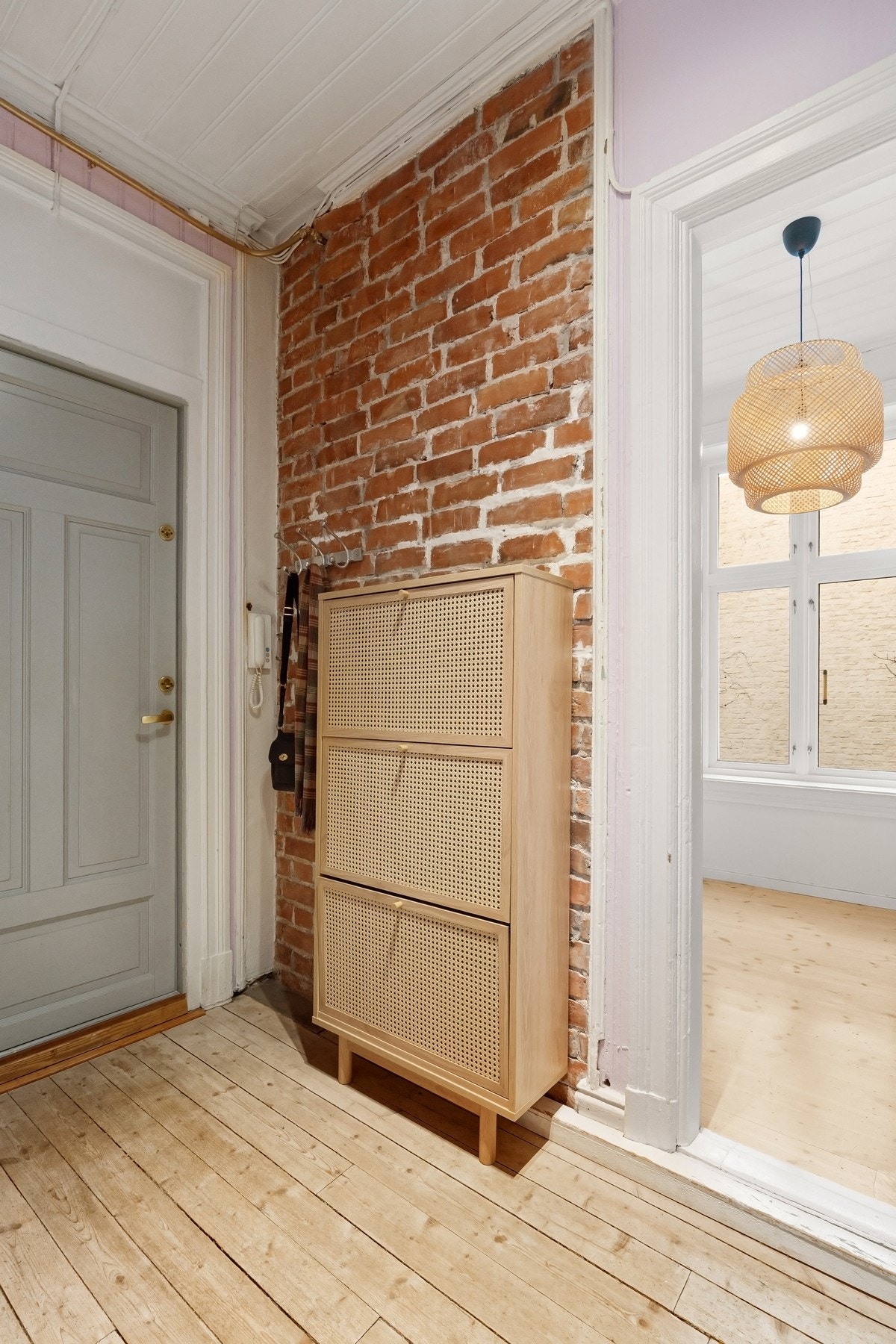 Boligen ønsker deg velkommen med en romslig og innbydende entré som gir et svært godt førsteinntrykk. Galleribilde