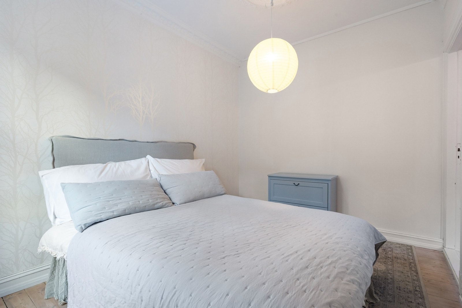 Rommet har god plass til dobbeltseng med tilhørende møbler, samt mulighet for ekstra oppbevaring, eksempelvis garderobeskap. Galleribilde