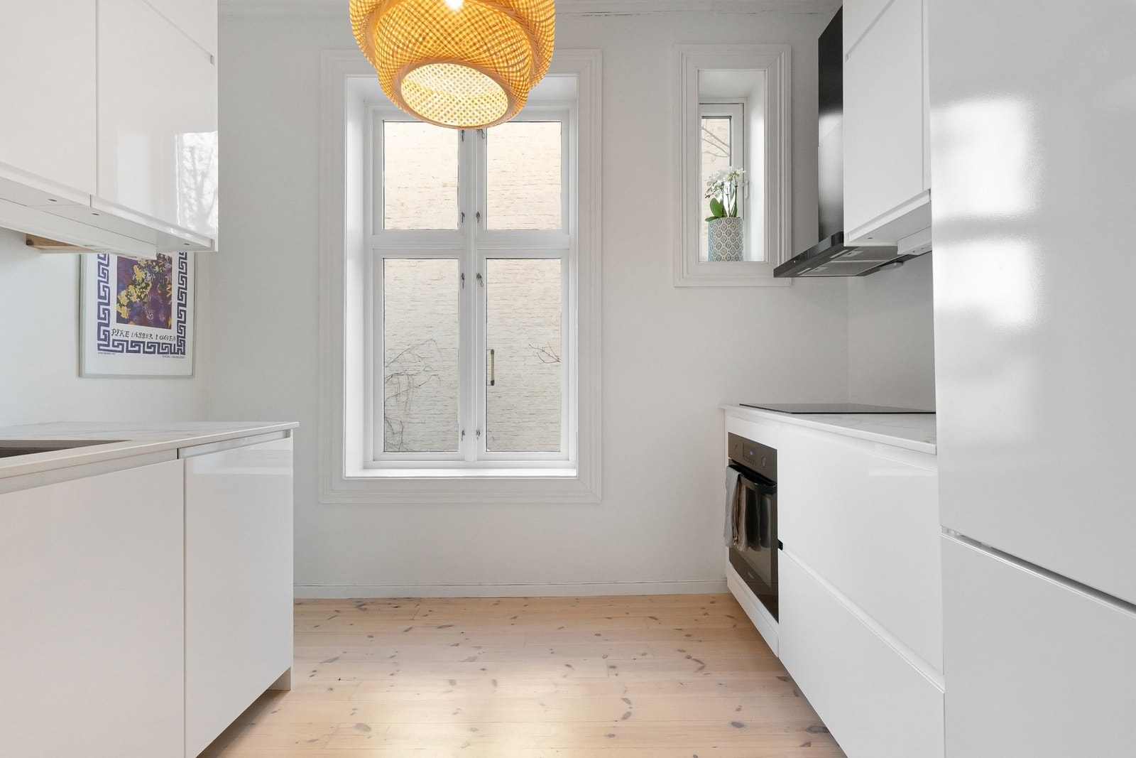 Kjøkkenet er utstyrt med integrert stekeovn, platetopp og oppvaskmaskin, samt frittstående kjøleskap med fryser. Galleribilde