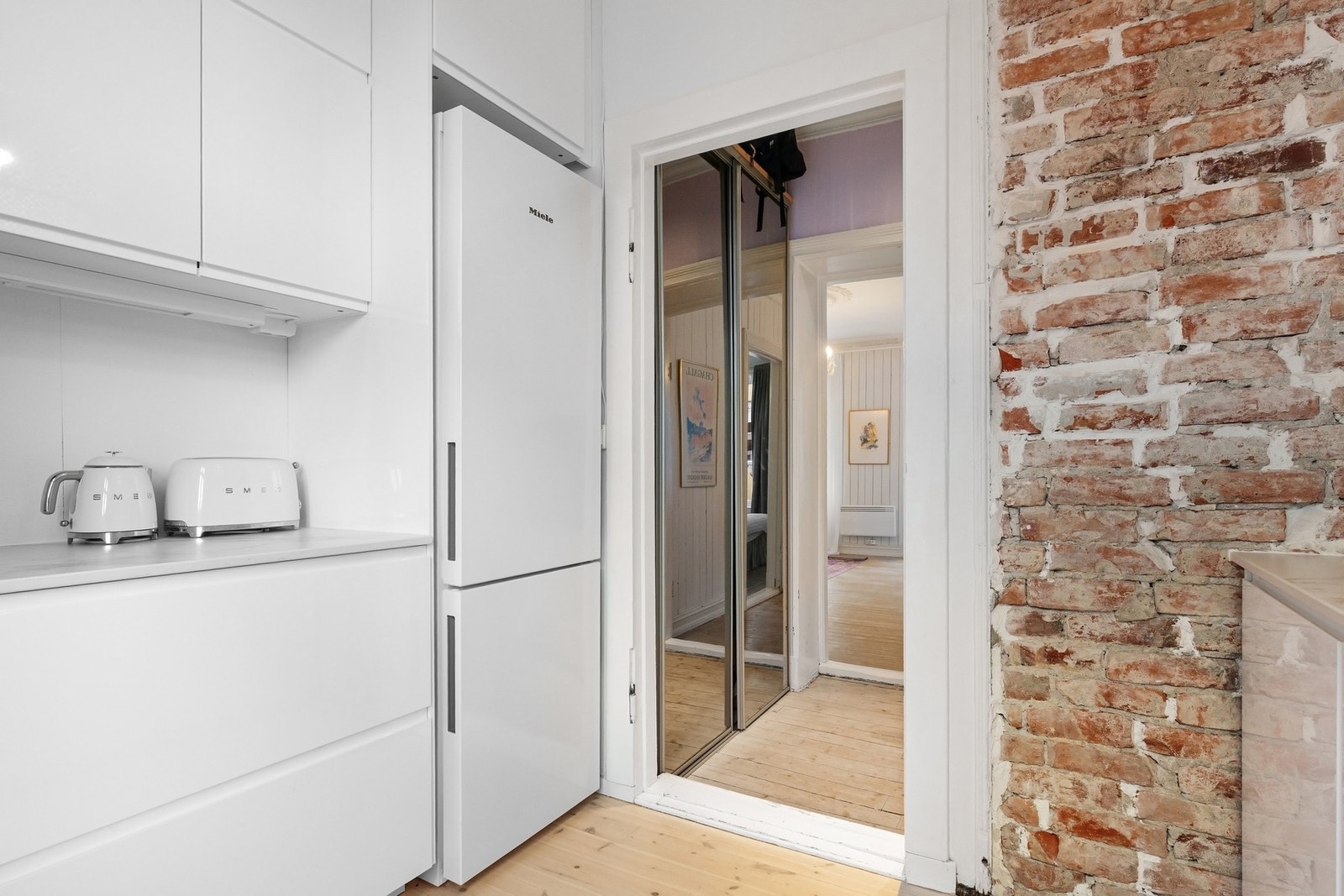 Kjøkkenet ble totalrenovert i 2021 og fremstår som moderne, stilrent og svært funksjonelt. Galleribilde