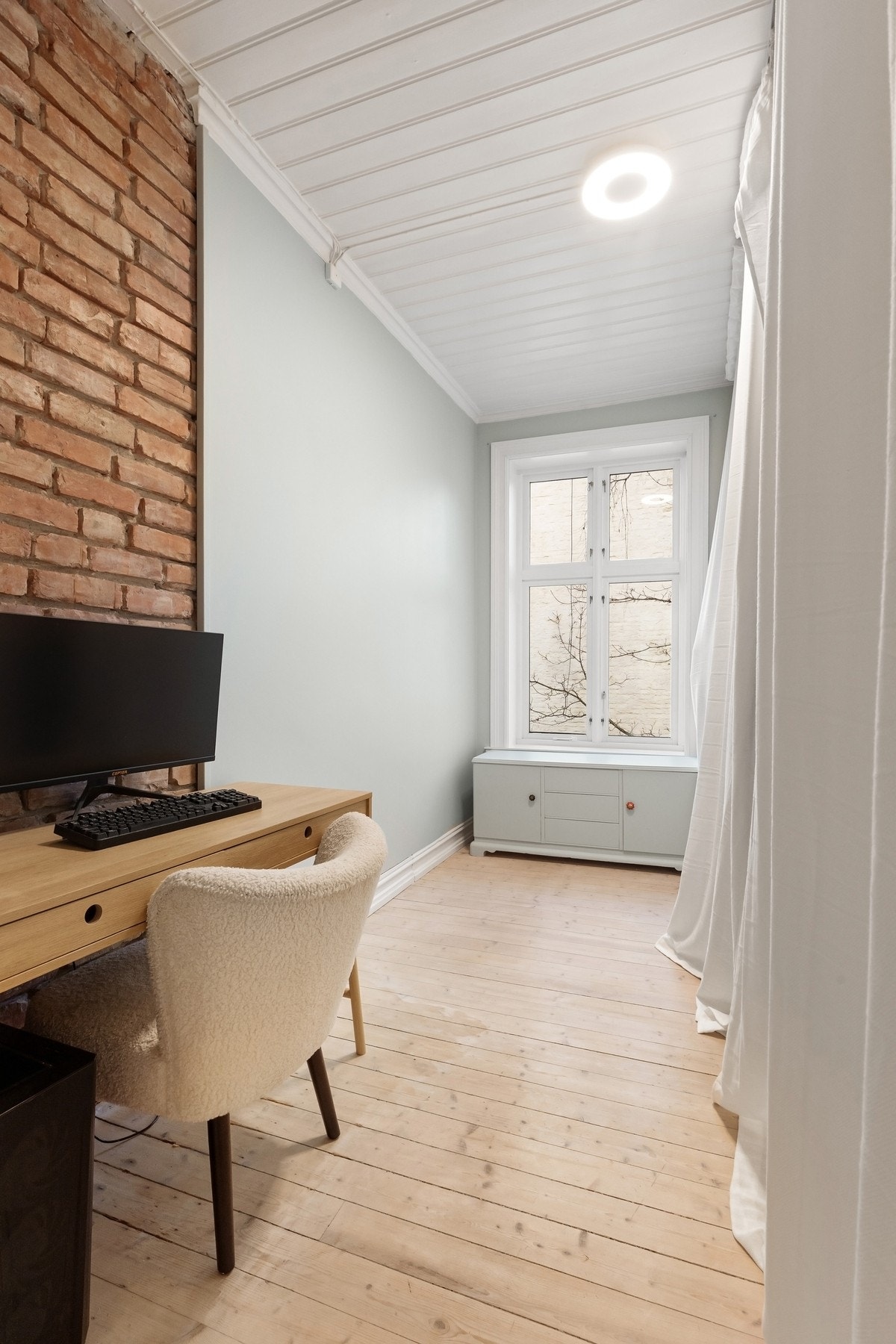 Boligen har et romslig og fleksibelt soverom nummer to. Eier har benyttet dette som et ekstra soverom, med dobbeltseng, garderobeskap og bokhylle. Galleribilde