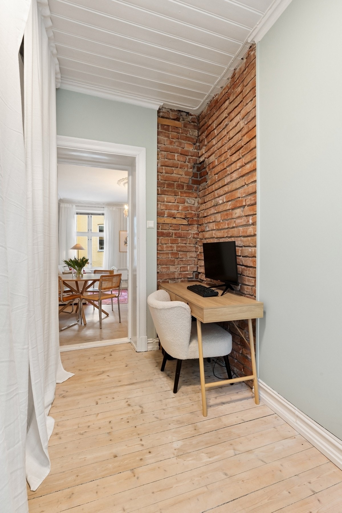 Soverom med god plass til dobbeltseng, garderobeskap og annet møblement. Galleribilde