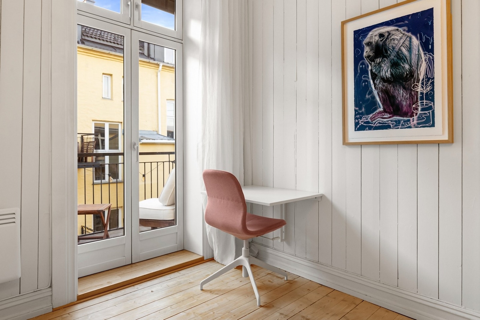 Rommet er fleksibelt og kan også enkelt innredes med en praktisk kontorkrok, med godt lysinnslipp og rolig beliggenhet mot bakgård. Galleribilde