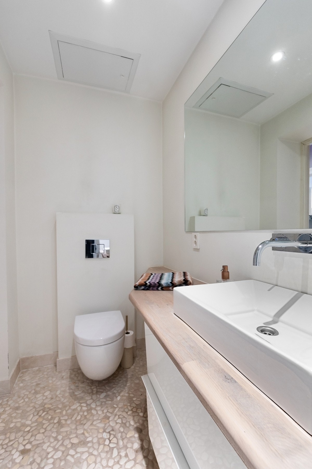 Leilighetens bad er pent og funksjonelt med et tidløst uttrykk. Her får du en god følelse av velvære i eget hjem. Galleribilde