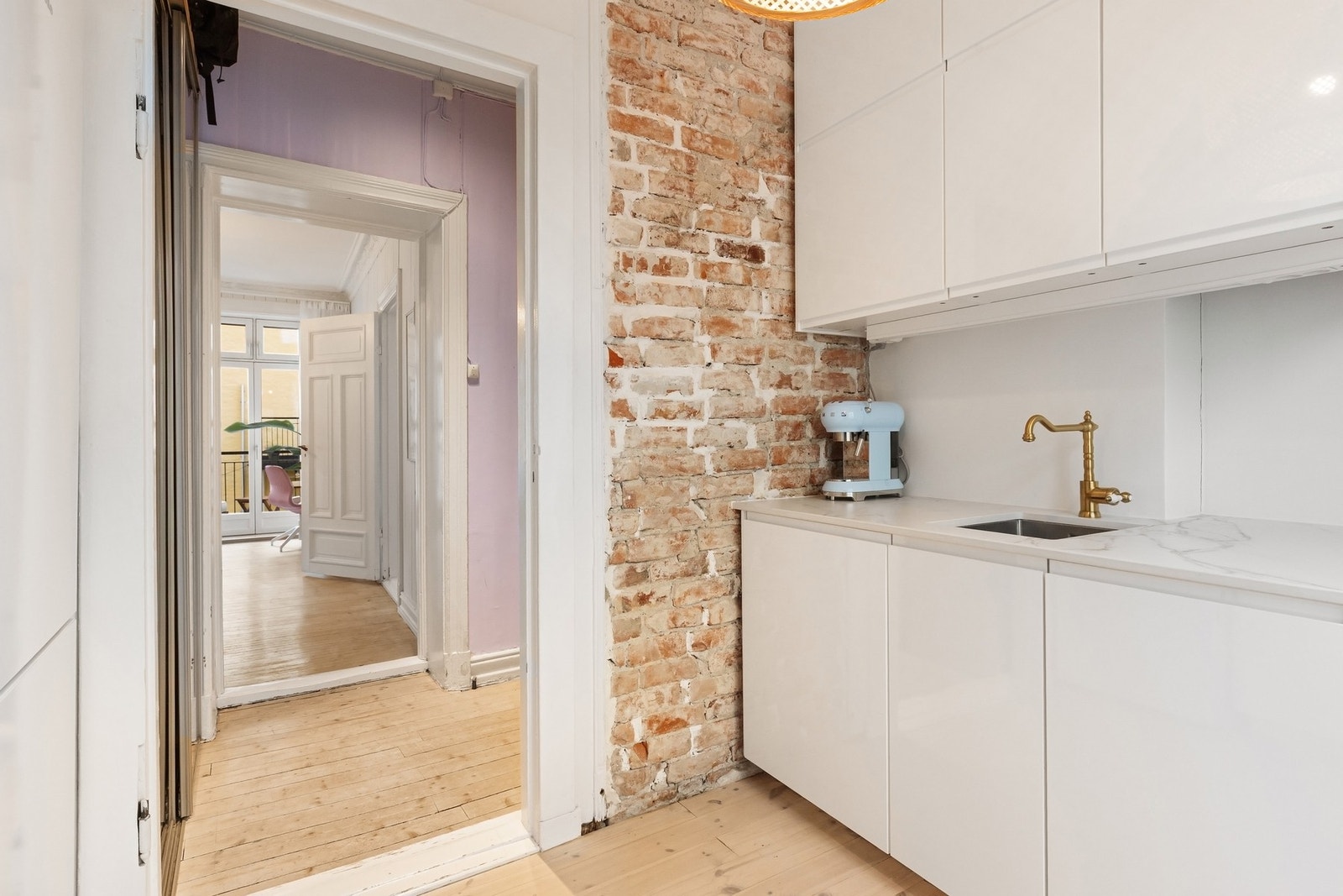 Innredningen har glatte, hvite fronter som gir et tidløst uttrykk og rikelig med skap- og benkeplass. Galleribilde