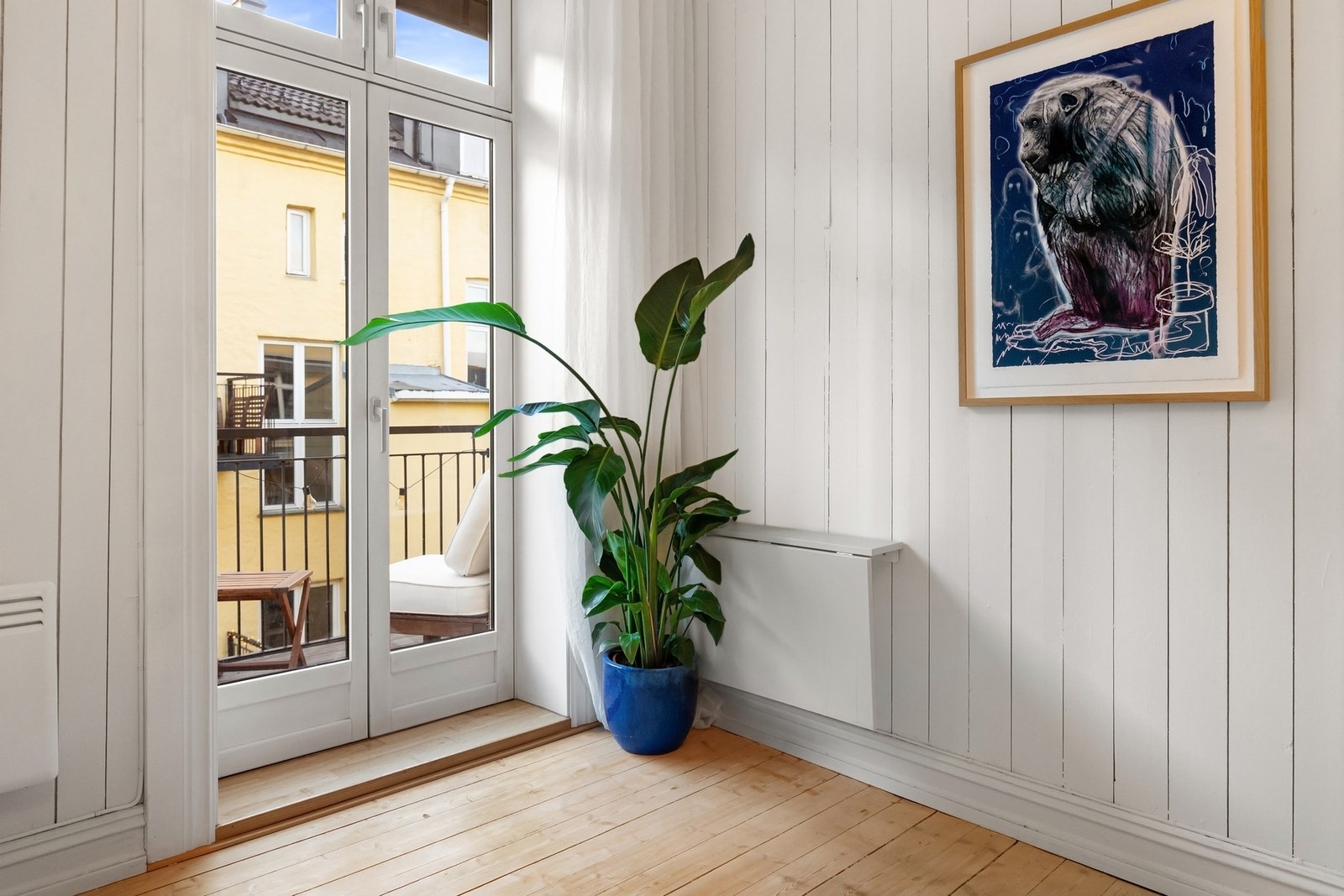 Fra stuen er det direkte utgang til en hyggelig balkong på ca. 4 kvm. Galleribilde