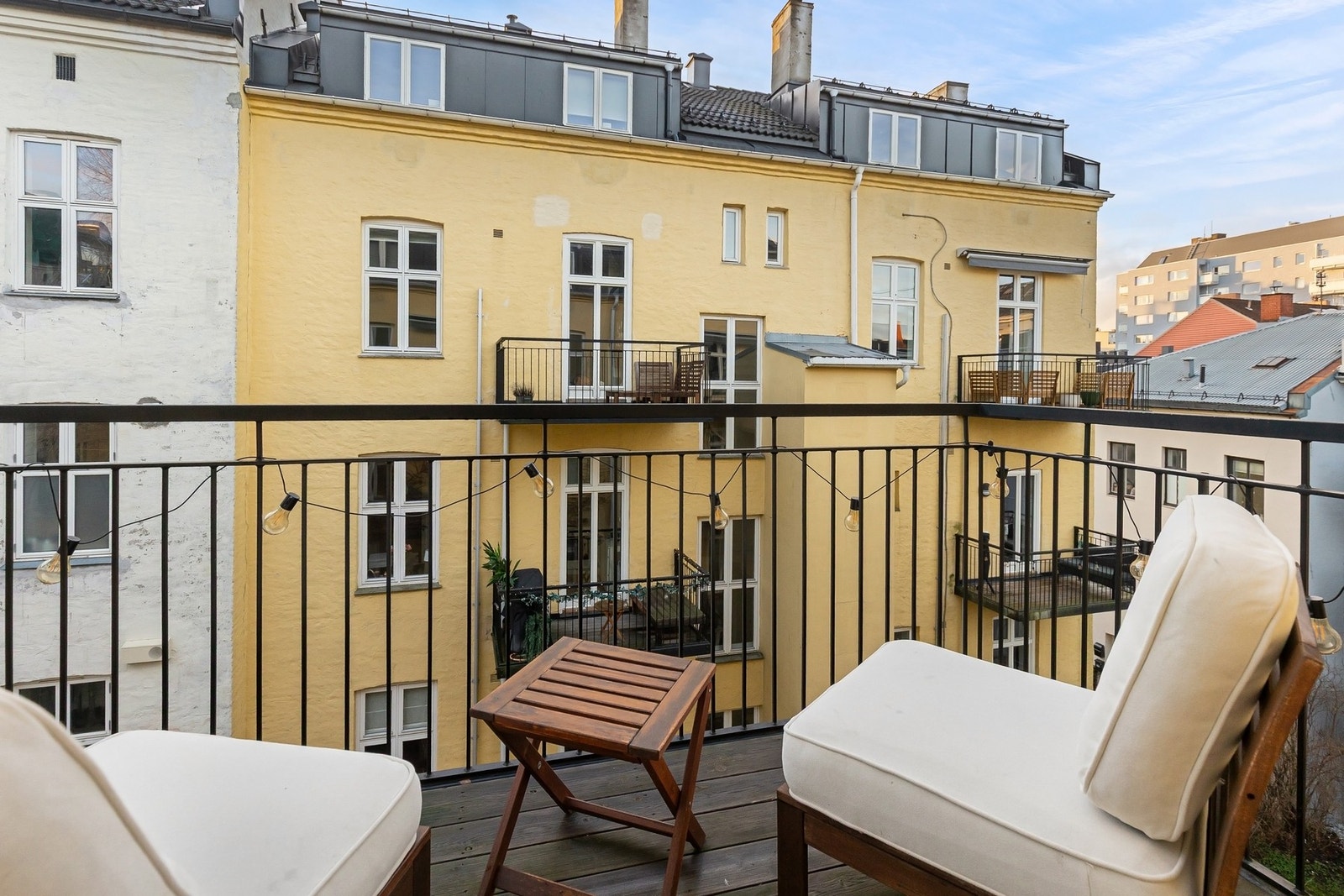 Balkongen er sydvestvendt og har svært gode solforhold. Galleribilde