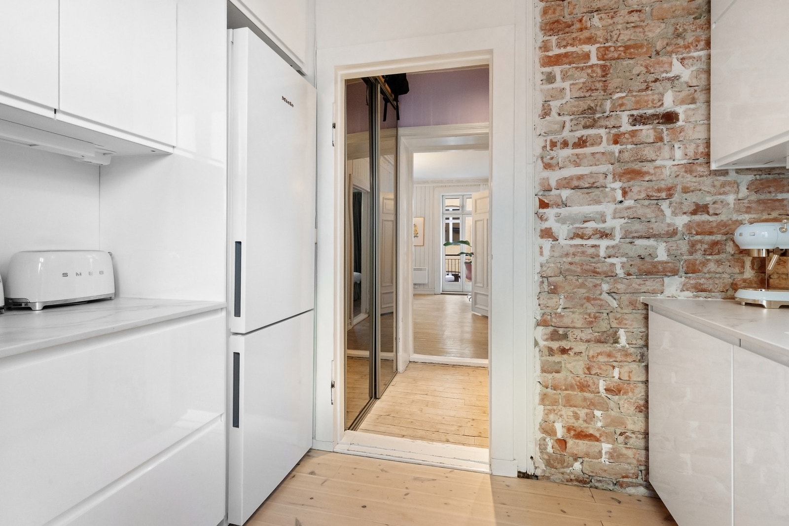 Keramisk benkeplate gir både et eksklusivt preg og høy slitestyrke, og står i fin kontrast til den rå teglsteinsveggen som tilfører rommet karakter og særpreg. Galleribilde