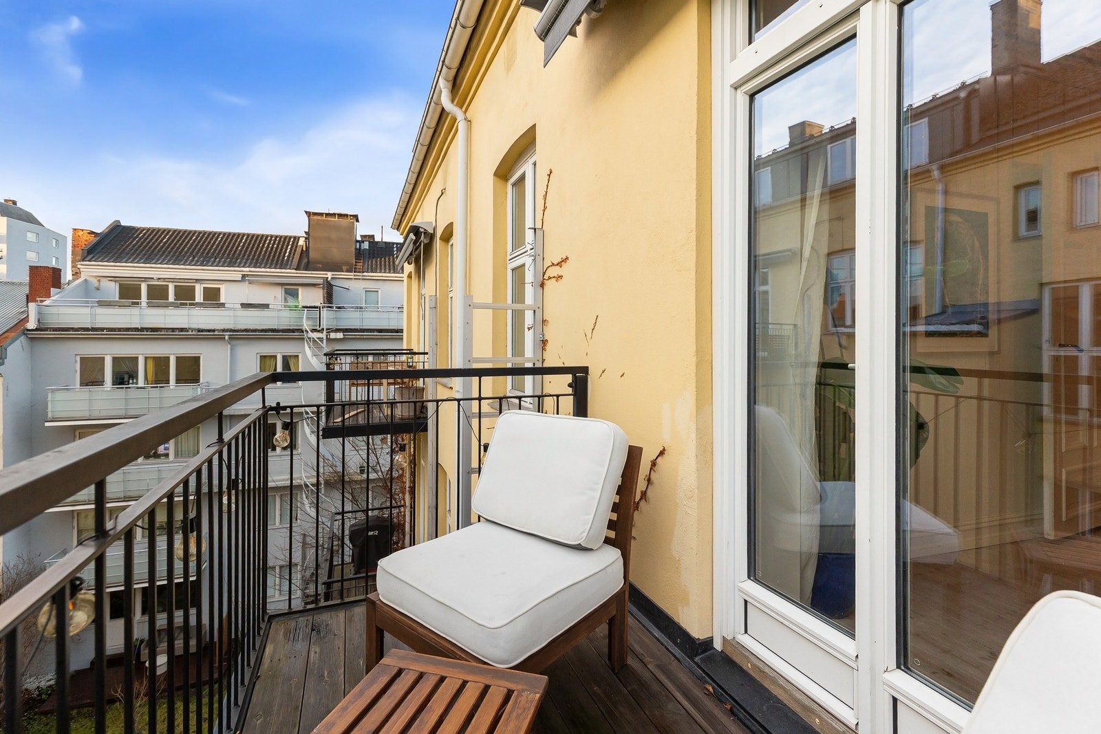 Her kan du nyte sol fra morgen til kveld. Den frie beliggenheten gir også gode lysforhold inn i stuen. Galleribilde