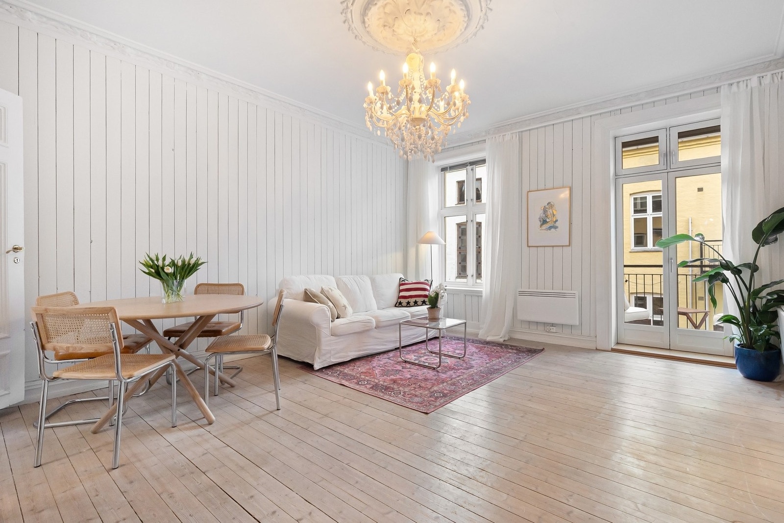 Stuen er romslig, lys og svært innbydende, med en god planløsning som gir naturlige soner for både sofagruppe og spiseplass. Galleribilde