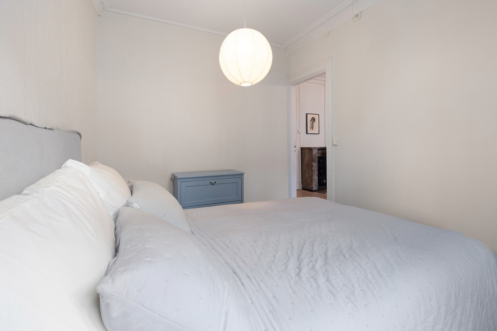 Store vindusflater slipper inn godt med naturlig lys, samtidig som rommets beliggenhet mot bakgård gir et behagelig og dempet lys gjennom dagen. Galleribilde