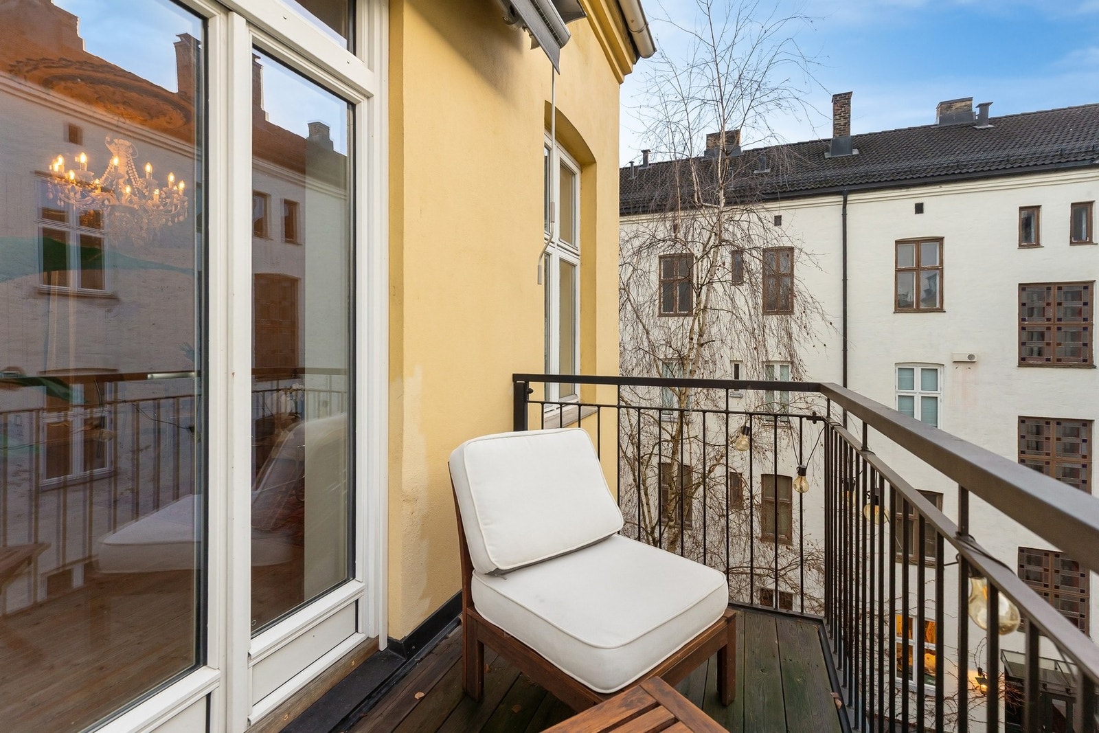 Balkongen ligger høyt og fritt mot indre gårdsrom, og det er montert markise. Galleribilde