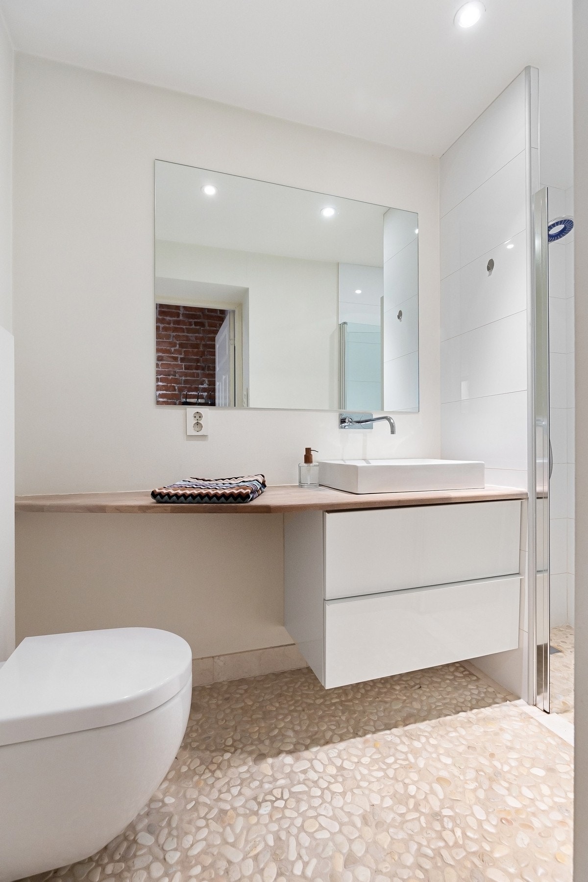 Baderommet har servantskap med benkeplate i tre og nedfelt servant. Over benken er det montert speil med tilhørende belysning. Galleribilde