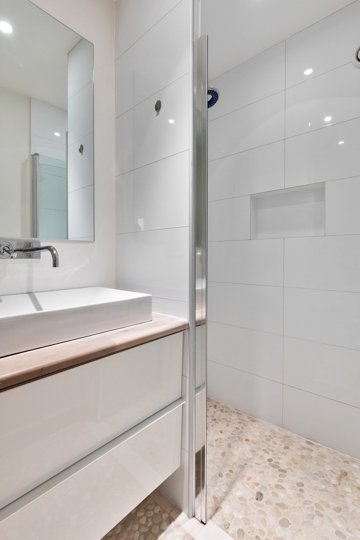 Dusjsonen er adskilt med glassdør og utstyrt med dusjarmatur tilkoblet hånddusj. Galleribilde