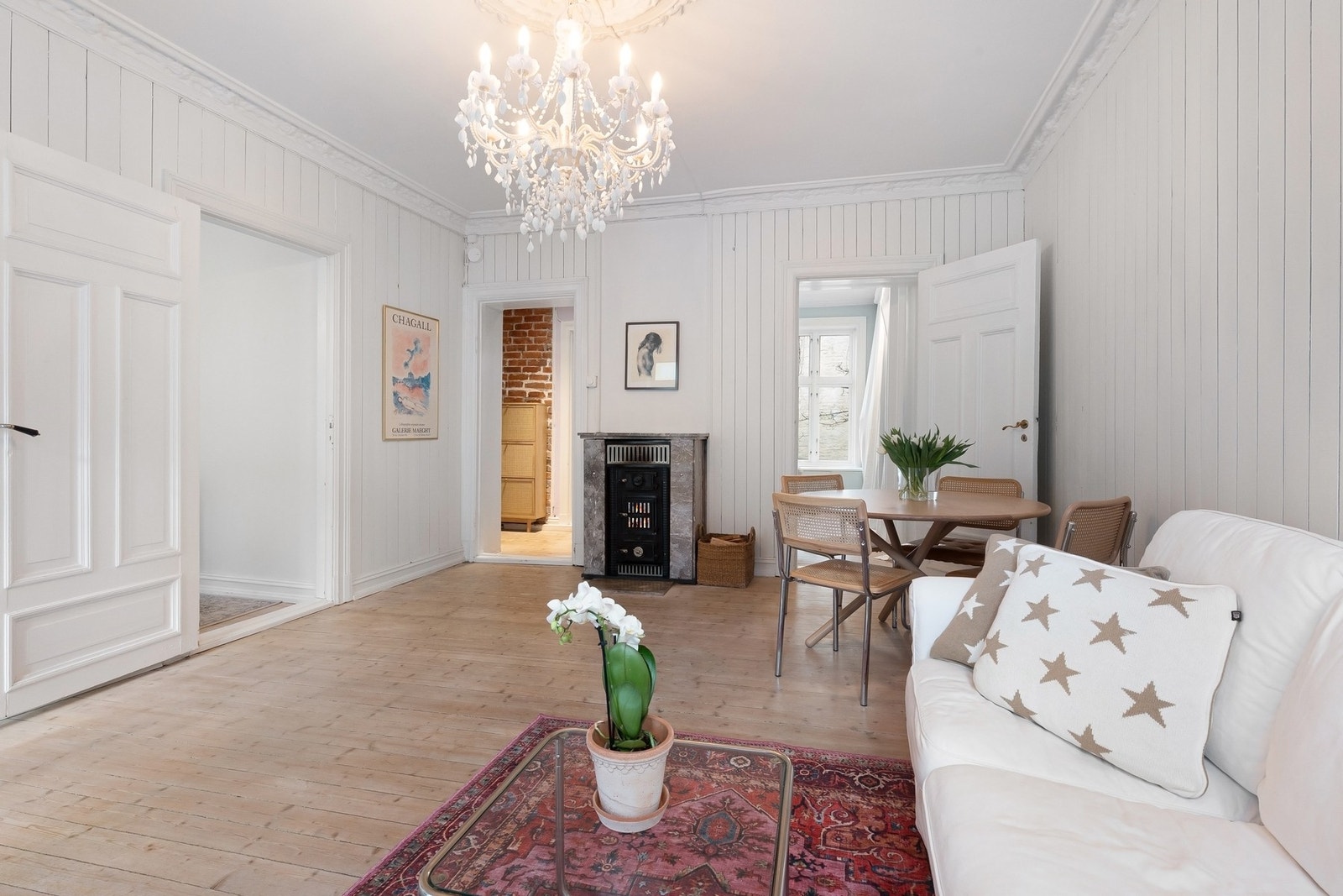 Her finner du flere originale detaljer som setter sitt preg på rommet, blant annet stukkatur, takrosett, brede listverk og tregulv som gir karakter og varme. Galleribilde