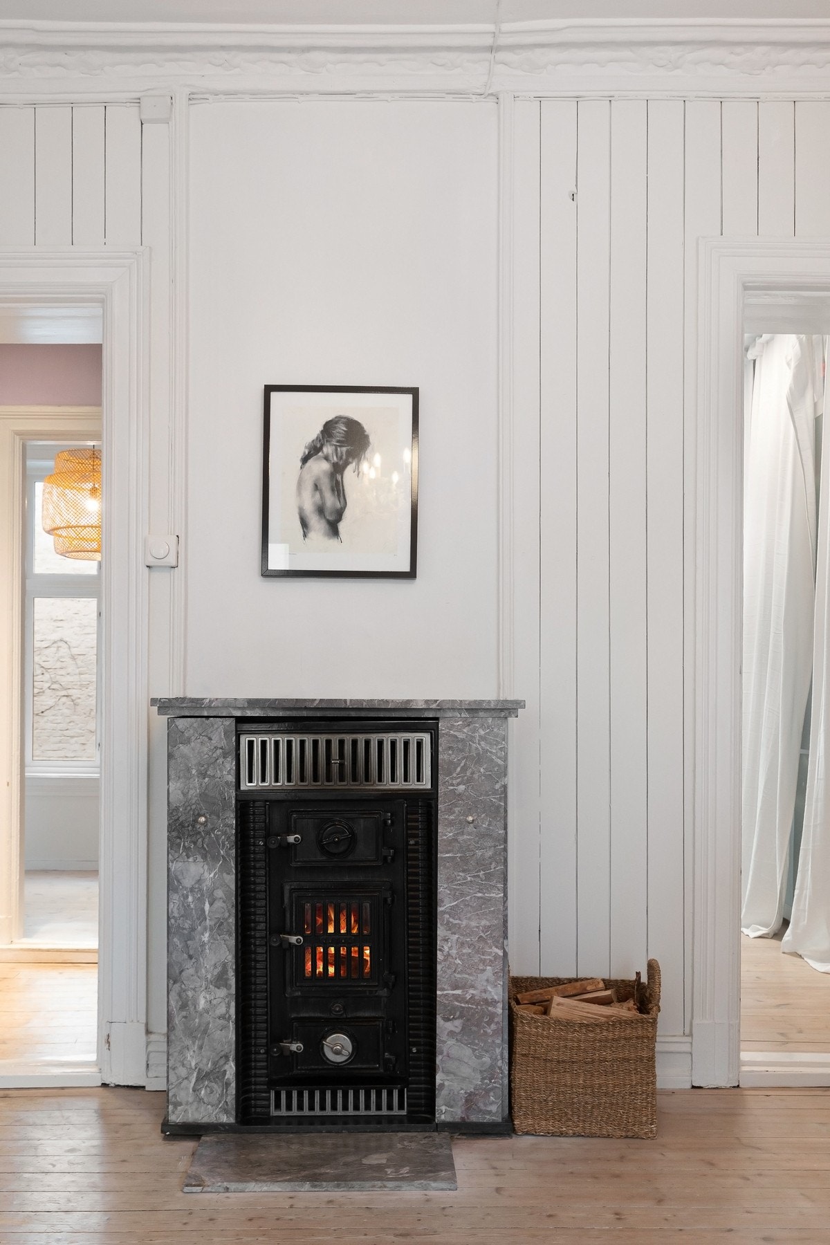 Den klassiske peisen fungerer som et naturlig blikkfang og bidrar til en lun atmosfære, spesielt på kjøligere dager. Galleribilde