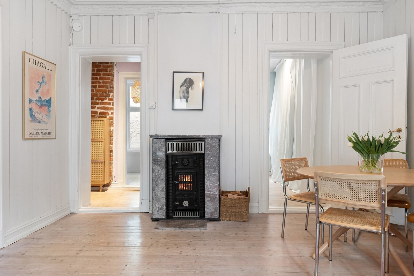 Overflatene i stuen ble malt i 2016 (tak, vegger og lister), og rommet fremstår velholdt og tidløst. Galleribilde