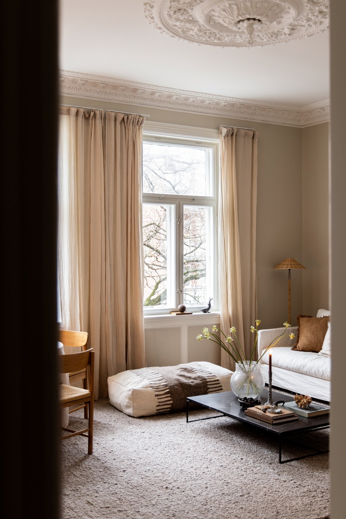 De store vinduene gir mye naturlig lys Galleribilde