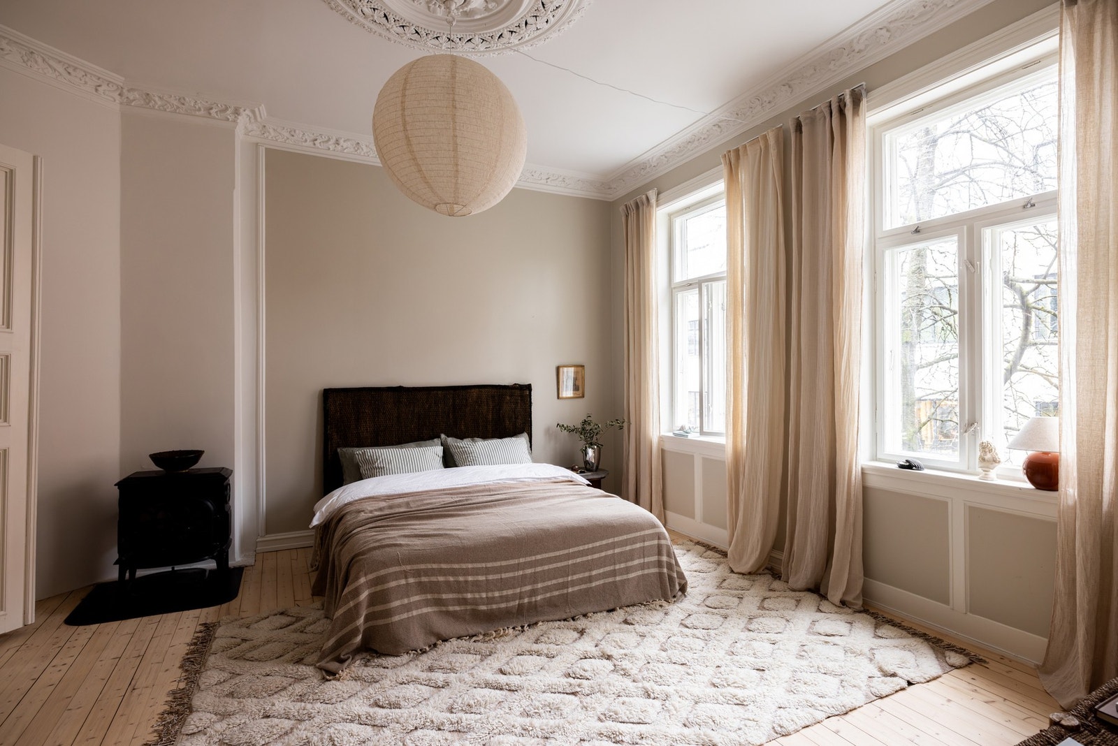 Romslig soverom med slipte tregulv, tidsriktige farger og god plass for dobbeltseng og garderobe. Galleribilde