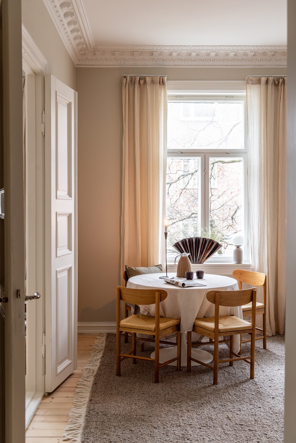 Det er god plass til spisebord i stuen. Galleribilde