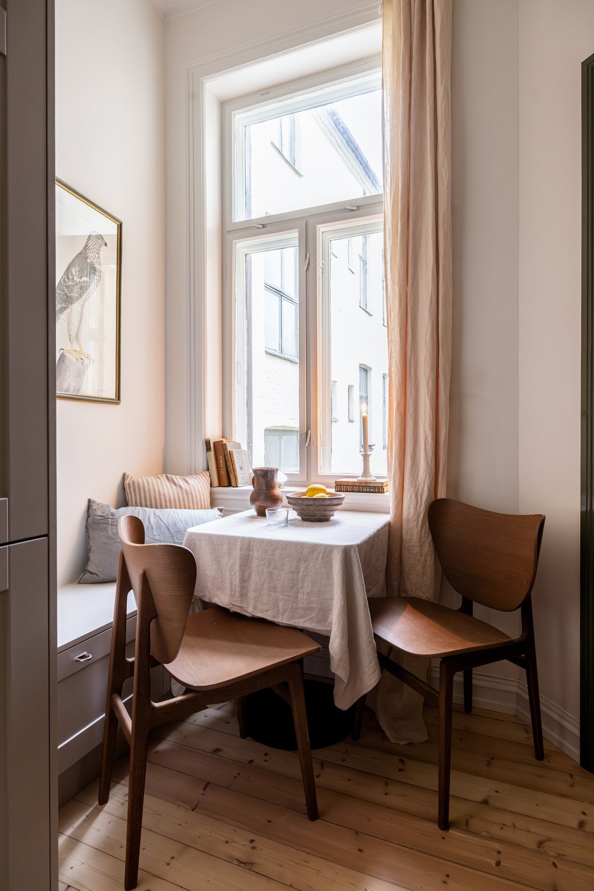 Fin spiseplass med vindu mot bakgården Galleribilde