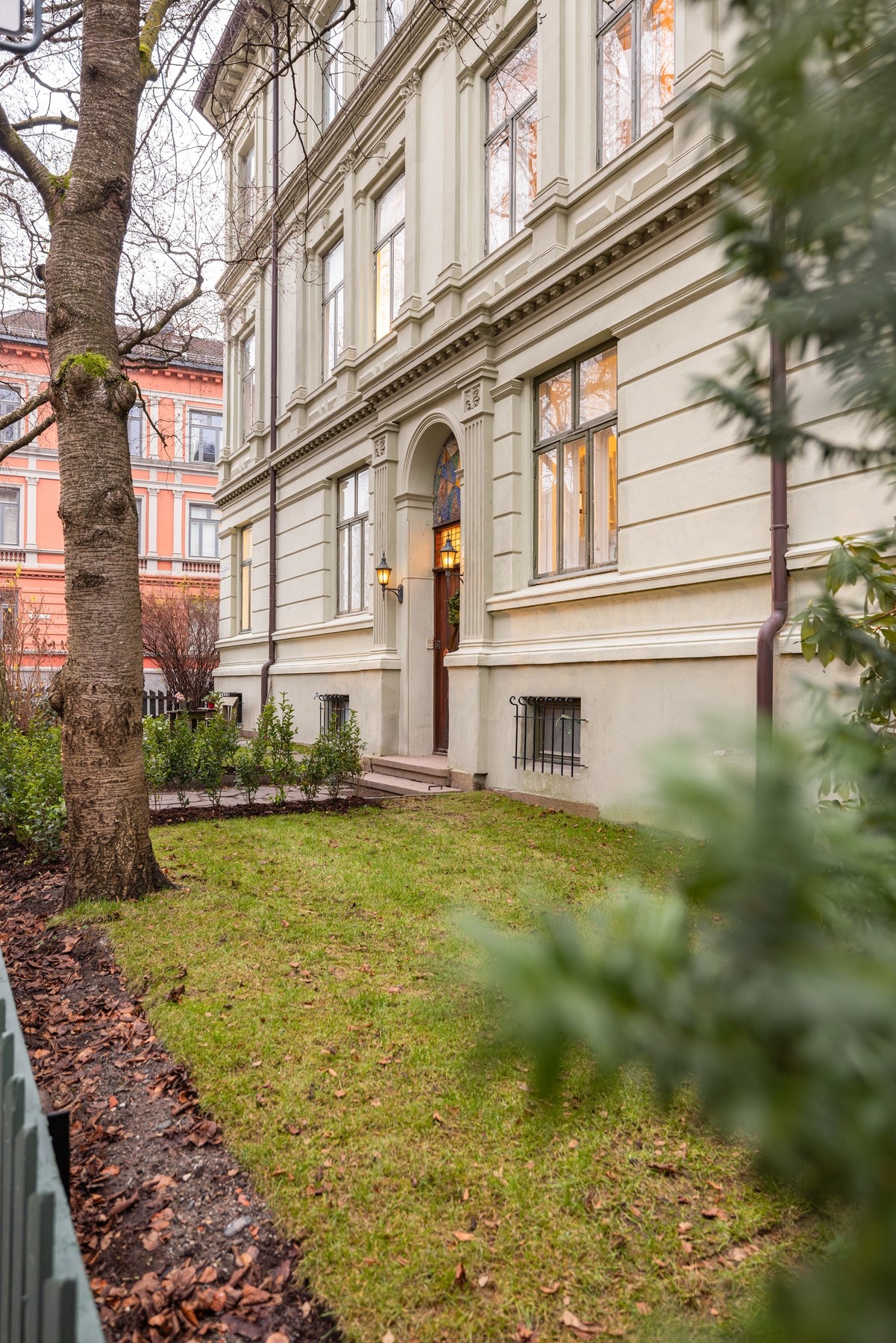 Forhage mot veien. Galleribilde