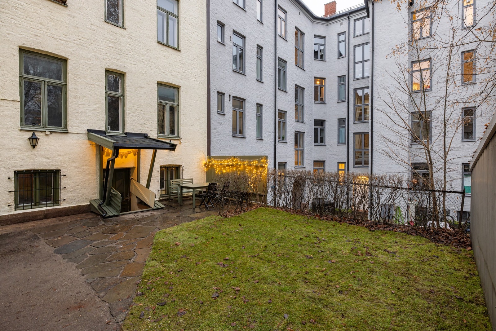 Opparbeidet bakgård med gressplen og sittegrupper. Galleribilde