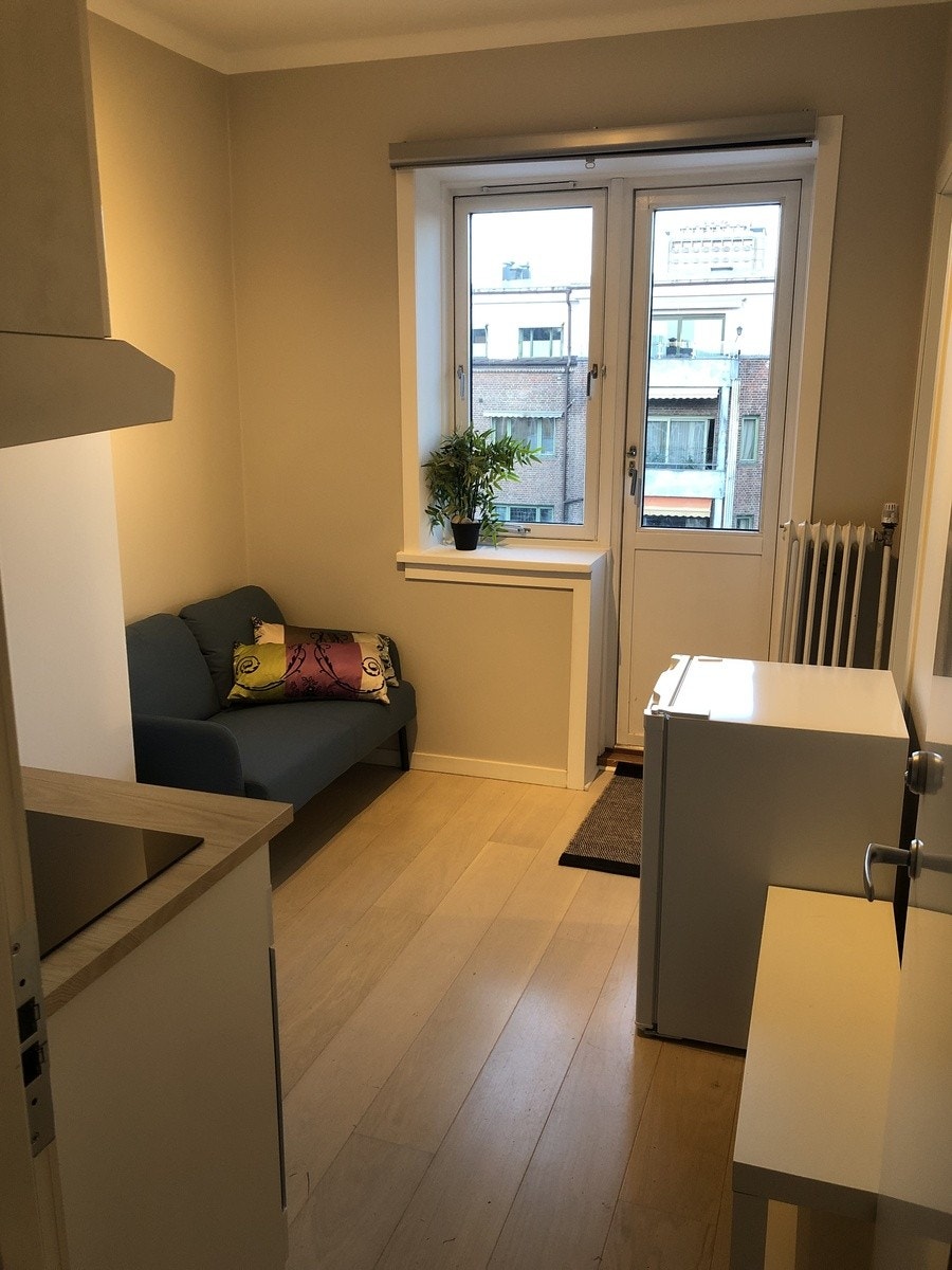 Stue m/ kjøkken/ kjøleskap Galleribilde