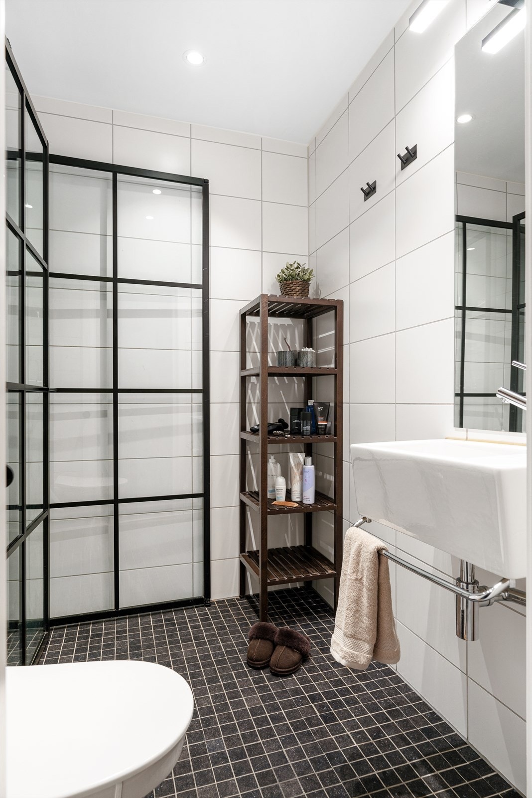 Flislagt og tidløst bad med behagelig varme i gulv. Galleribilde