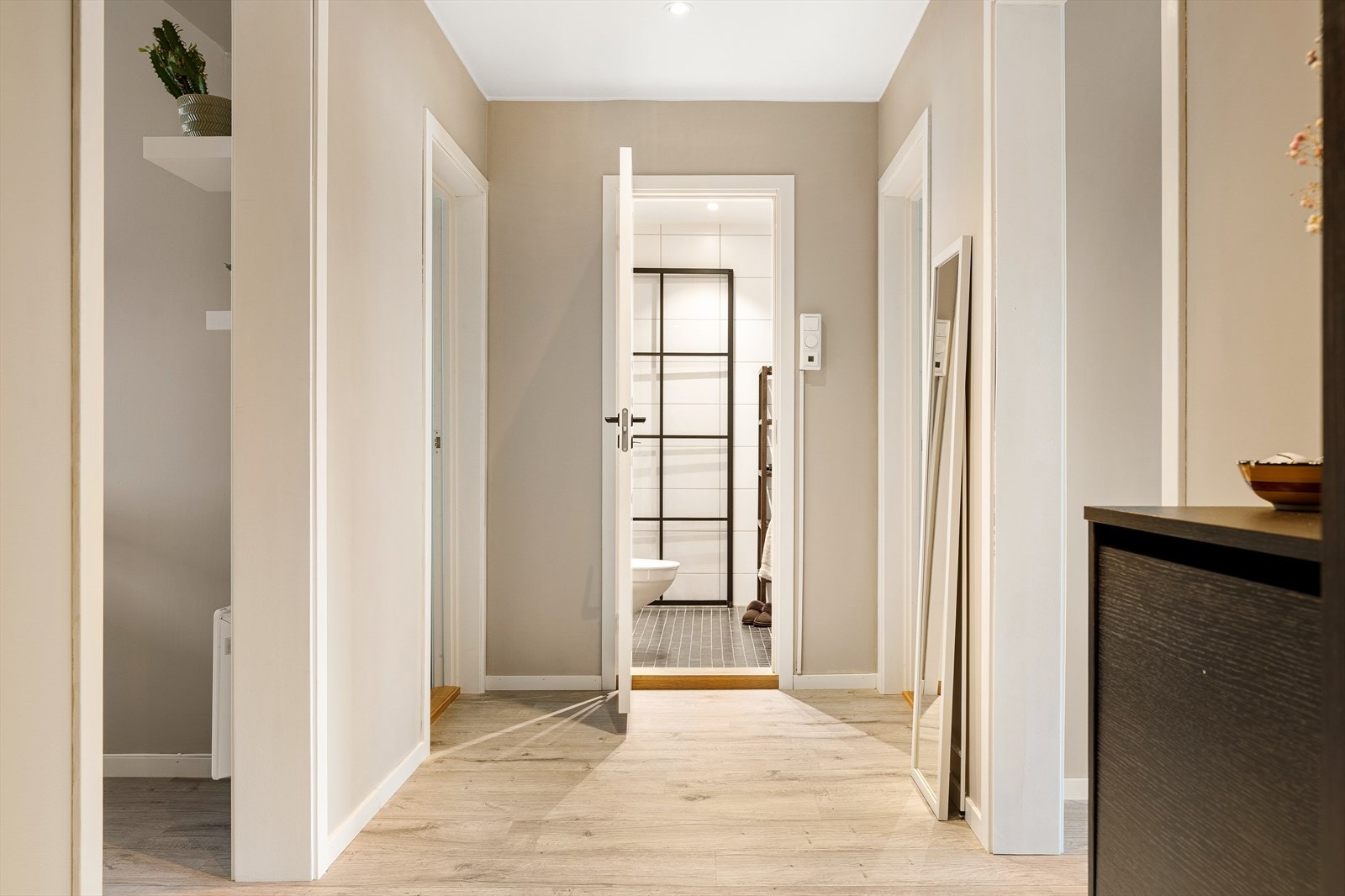 I 2021 ble himlingen nedforet og nye spotter montert både i gang og på bad. Galleribilde