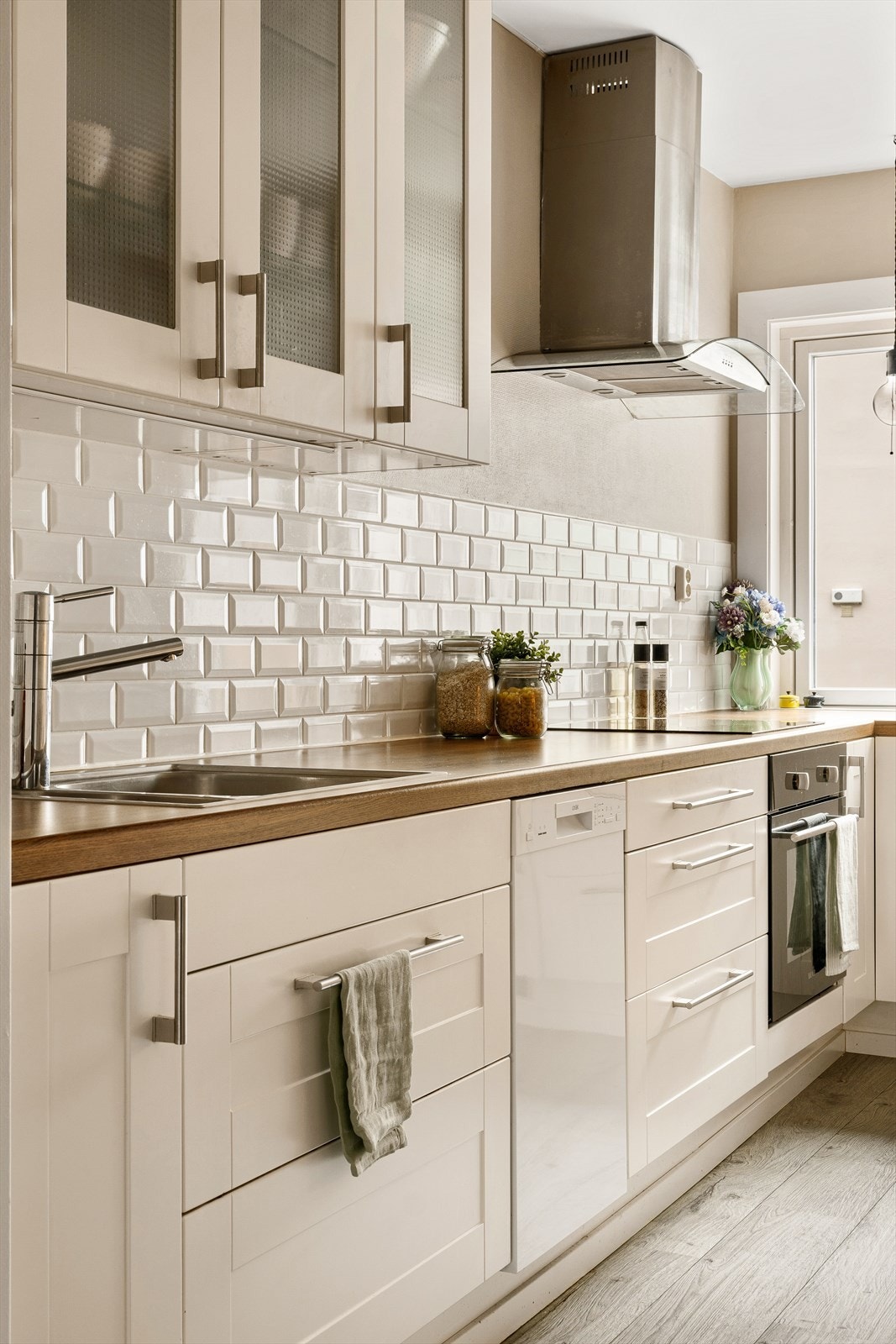 Ny eier vil få gleden av integrerte hvitevarer (platetopp fra 2019, oppvaskmaskin fra 2022, komfyr fra 2023 og kjøleskap fra 2025). Galleribilde