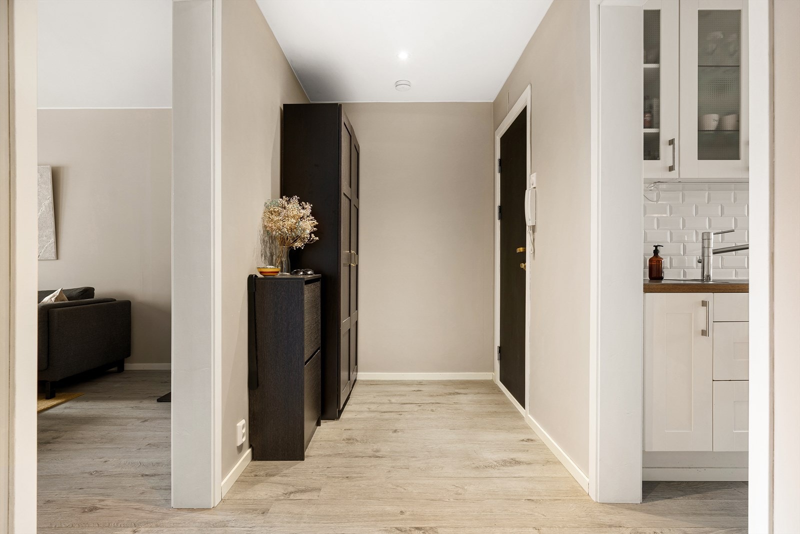 Velkommen inn! Leiligheten ligger i en høy første etasje og inneholder: entré/gang, stue, kjøkken, bad og to soverom. Galleribilde