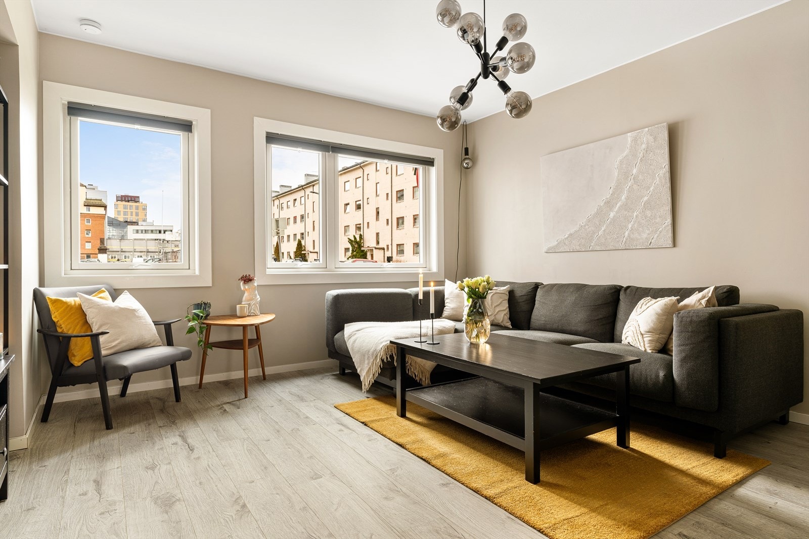 Alle rom (med unntak av bad) har fått seg et solid "ansiktsløft" i nyere tid. Det er nytt gulv, lagt gips/helsparkling av vegger for slette flater og satt inn nye dører. Galleribilde