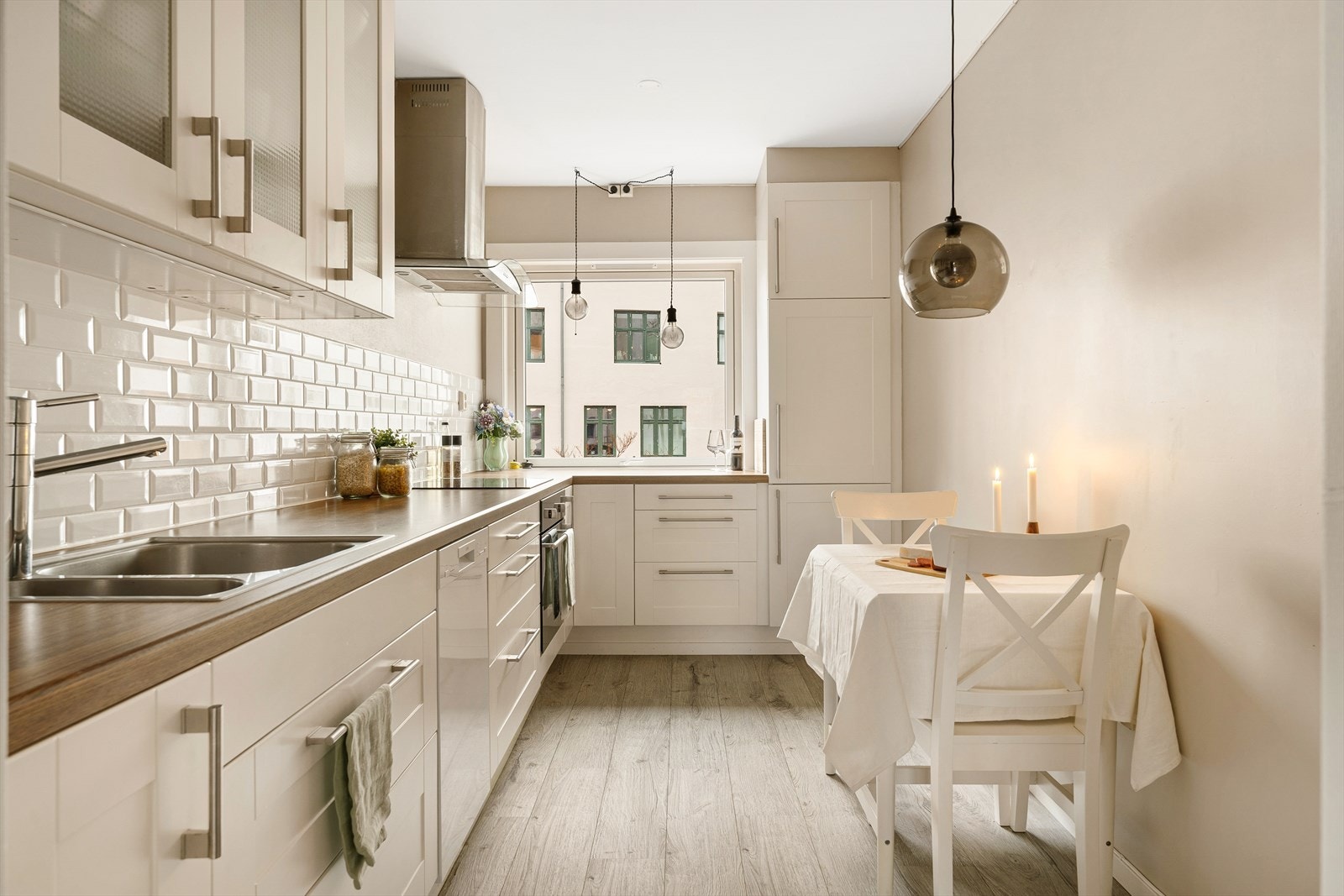 Leiligheten er oppgradert i nyere tid med blant annet nytt gulv, overflater og nye hvitevarer på kjøkken. Galleribilde