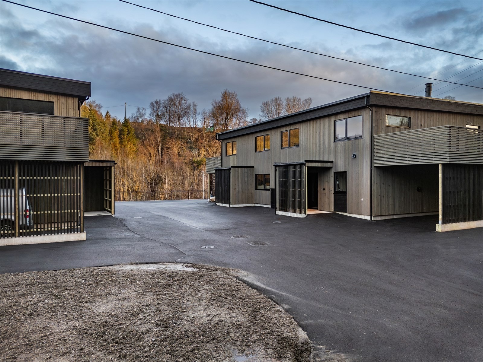 Asfaltert innkjørsel helt frem til inngangspartiet og carport. Galleribilde