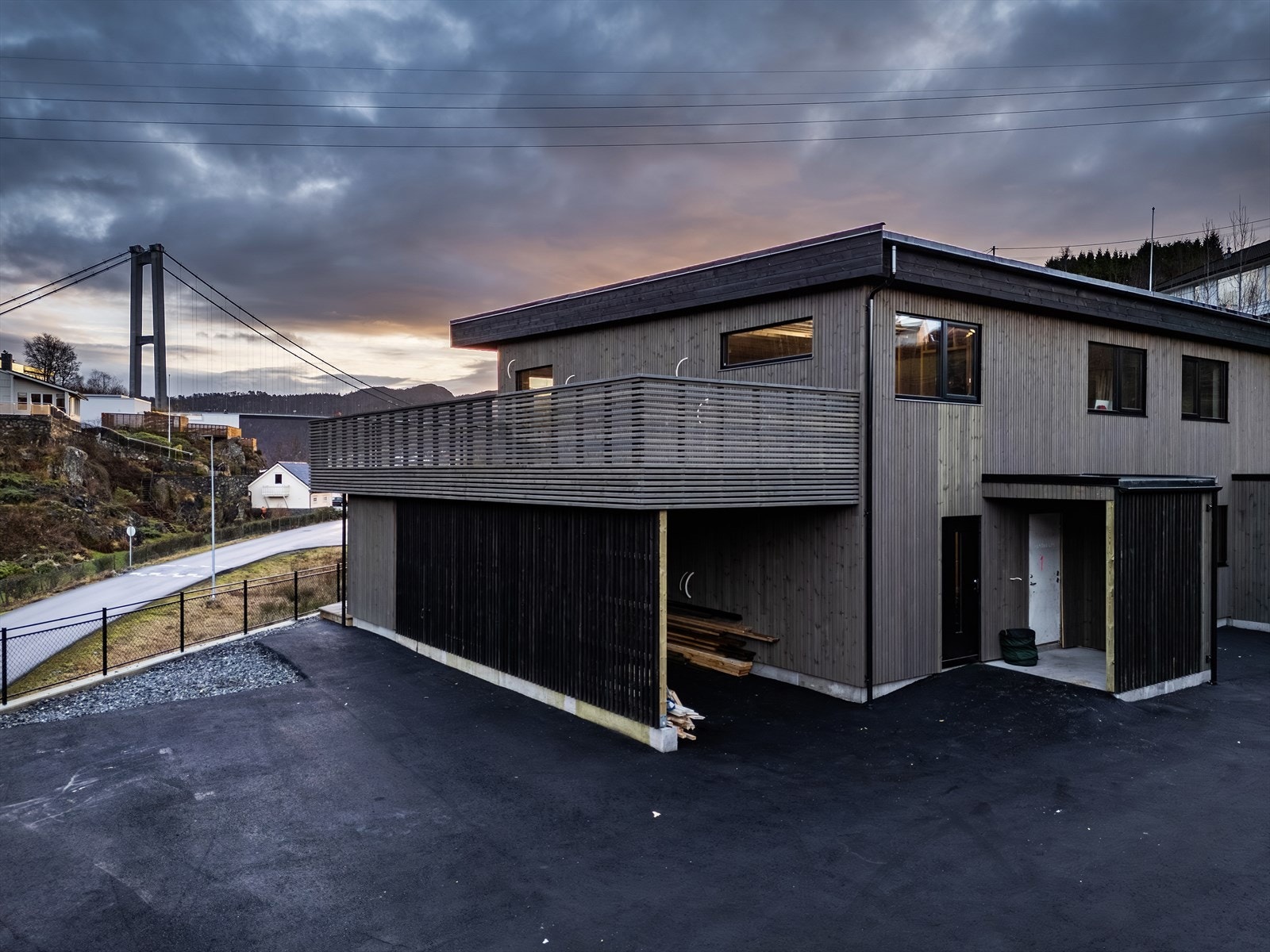 Boligen har plass til 1 bil i carport + 1 biloppstillingsplass. Galleribilde