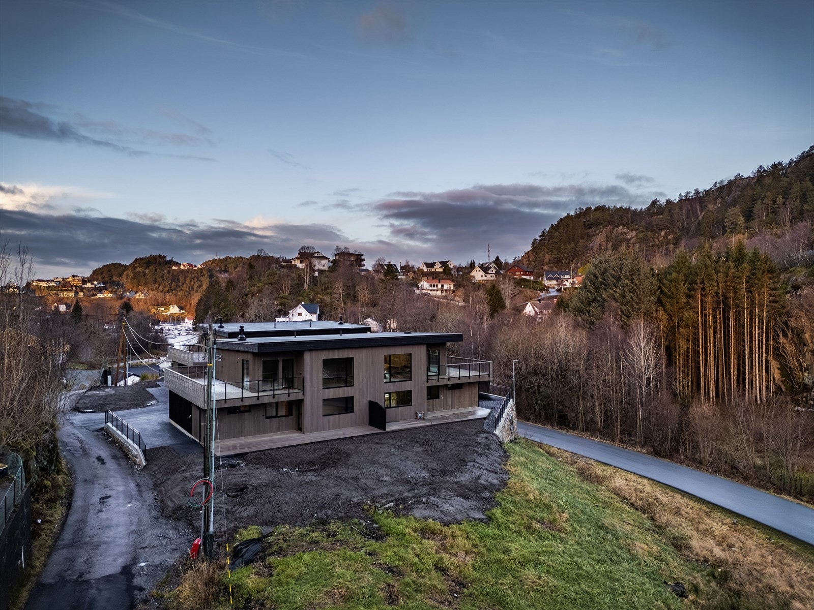 Boligen har en attraktiv, solrik og sentral beliggenhet i Strusshamn på Askøy, et veletablert, barnevennlig og svært populært boligområde. Galleribilde