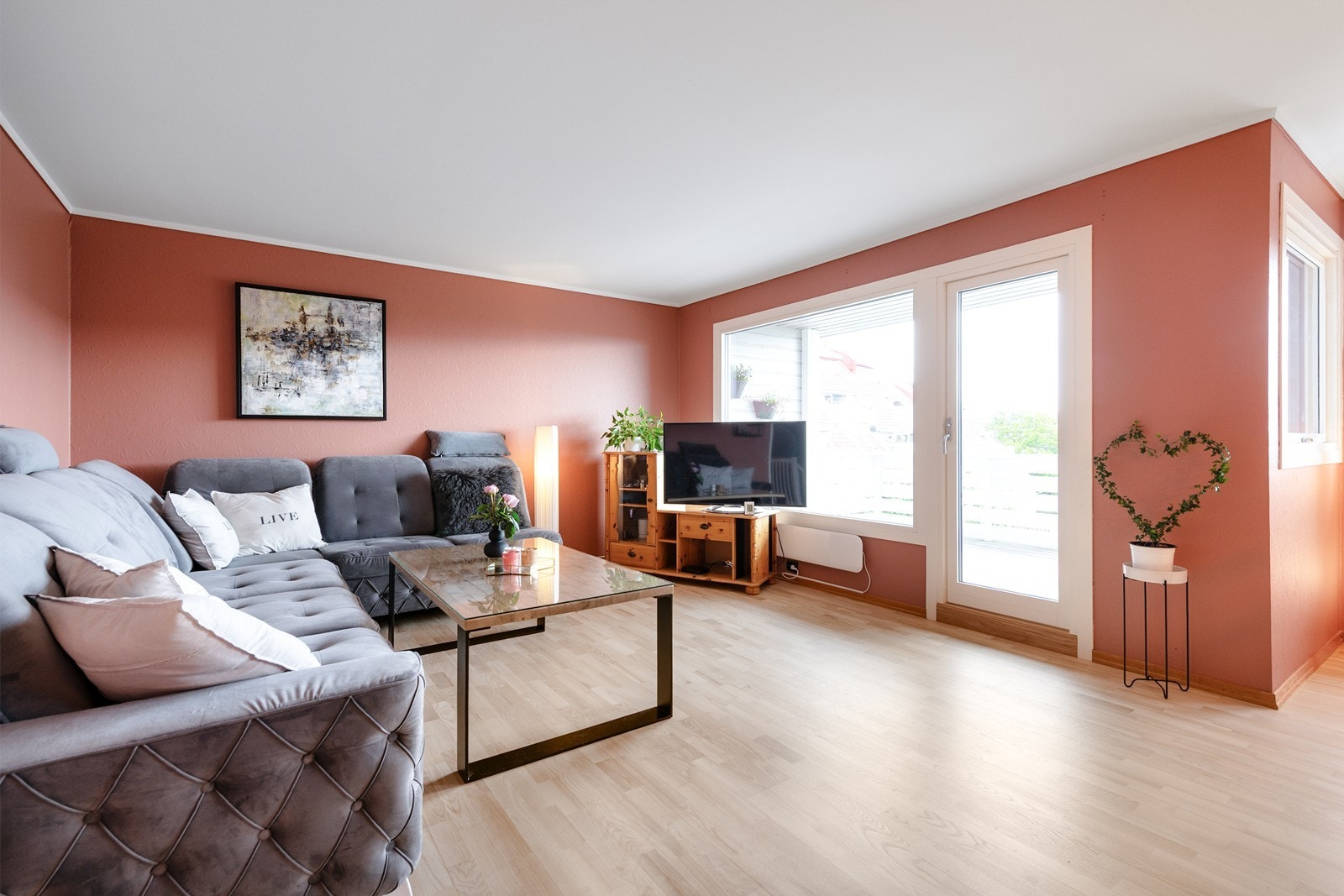 Stor flott stue, som er malt nå rett før salg i moderne farge. Galleribilde