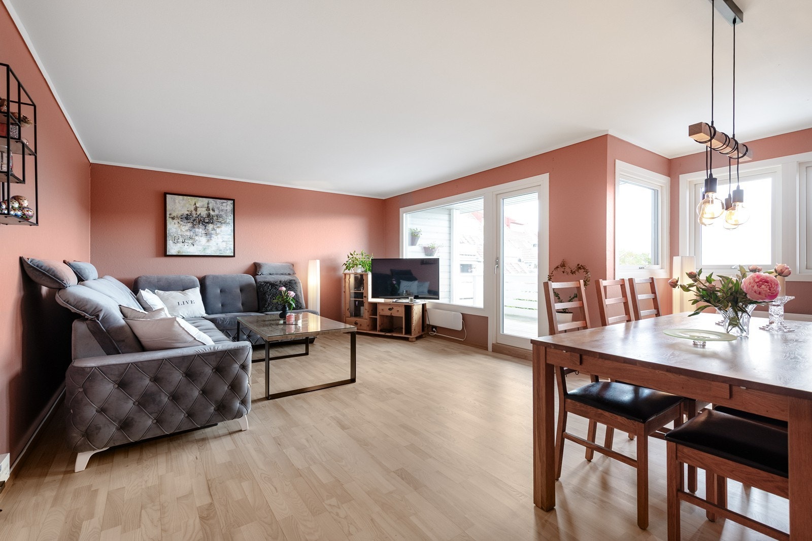 Det er store vinduer, samt dør ut til terrasse. Lys og hjemmekoselig stue, og flott utsikt ut mot Larviksfjorden. Galleribilde