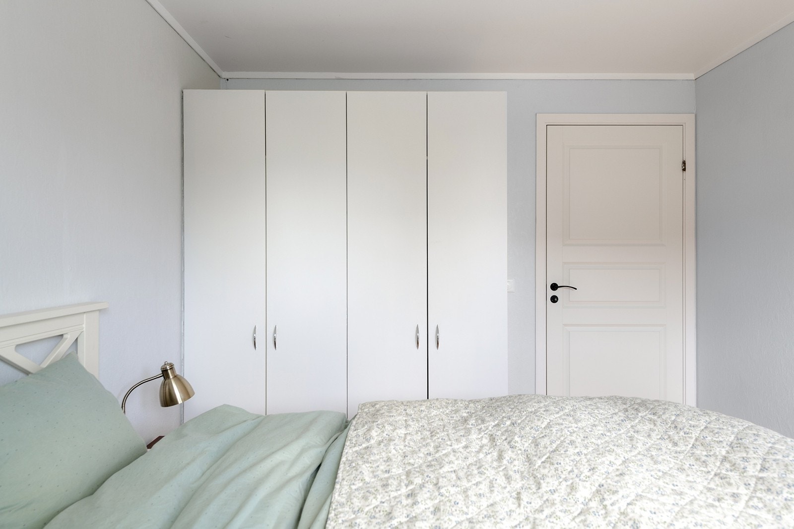 Hovesoverom med god størrelse. Plass til dobbelseng og garderobe. Galleribilde