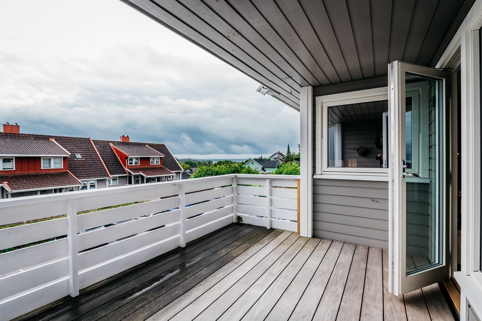 Koselig terrasse. Her har du plass til en liten sittegruppe, eller solstoler hvis man heller ønsker det. Galleribilde