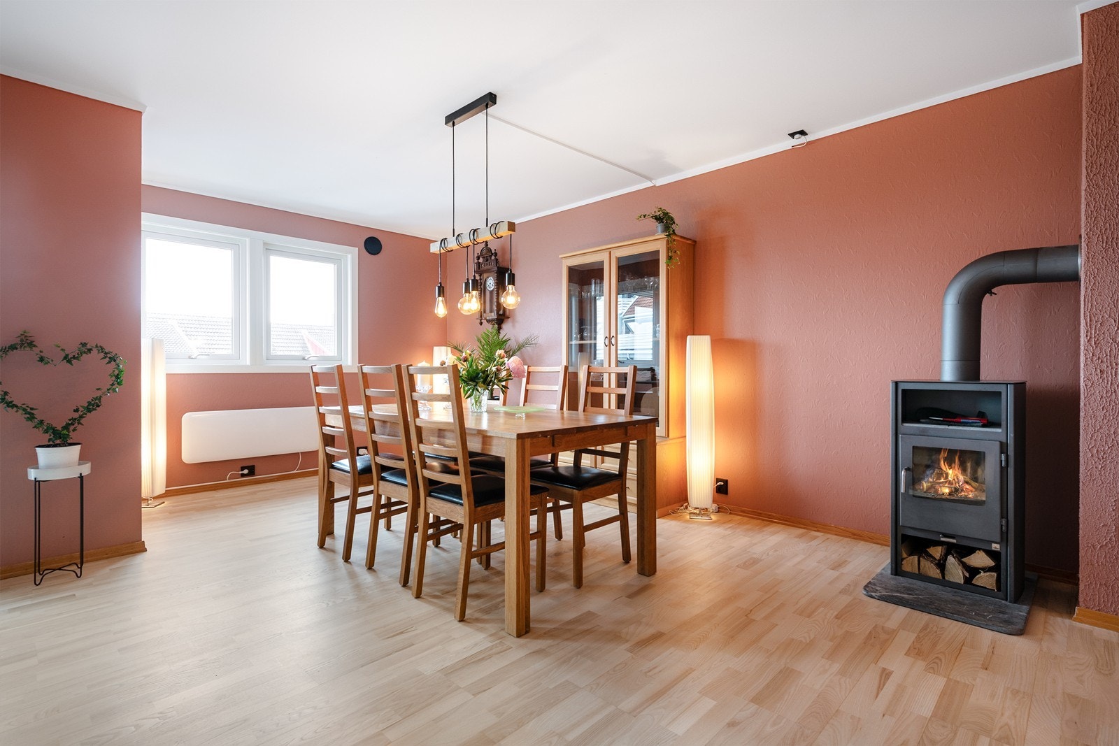 Når høsten kommer så er det bare å fyre opp i peisen og legge seg under teppet og nyte utsikten! Galleribilde